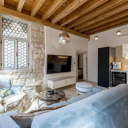 Luxury Gothic Old Town Apartment *