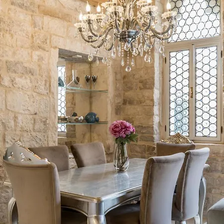 Luxury Gothic Old Town Apartment *