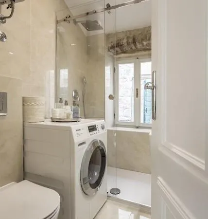 Luxury Gothic Old Town Apartment *