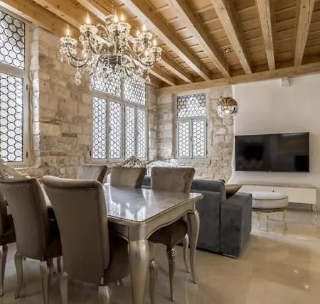 Luxury Gothic Old Town Apartment *