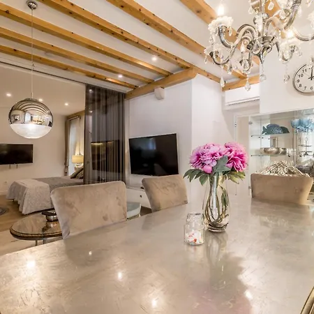 Luxury Gothic Old Town Apartment *