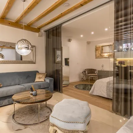 Luxury Gothic Old Town Apartment *