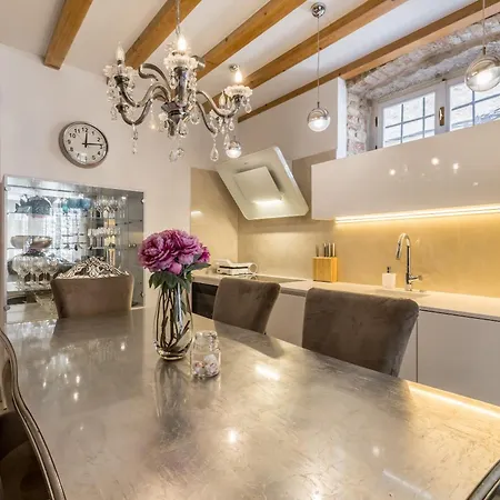 Apartment Luxury Gothic Old Town