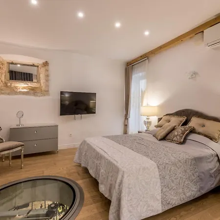 Luxury Gothic Old Town Apartment *