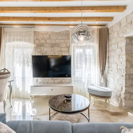 Luxury Gothic Old Town Apartment *